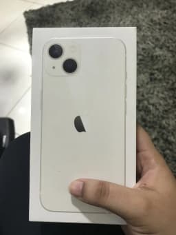iPhone 13 na mão